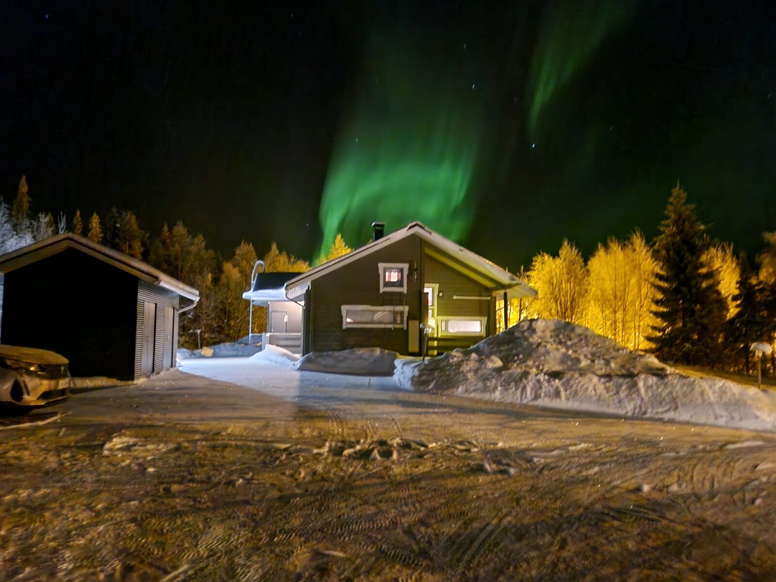 Revontulet Rukan lomamajan yllä